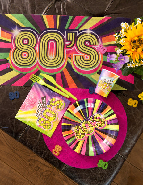Mise en situation sur une table des assiettes en carton années 80