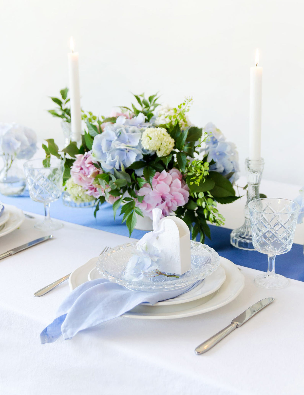 Décoration de table de la boite à dragées en carton cœur pour mariage blanc avec arabesques