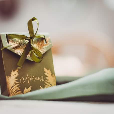 Gros plan sur le ruban et la dorure du contenant en carton pampa amour pour mariage