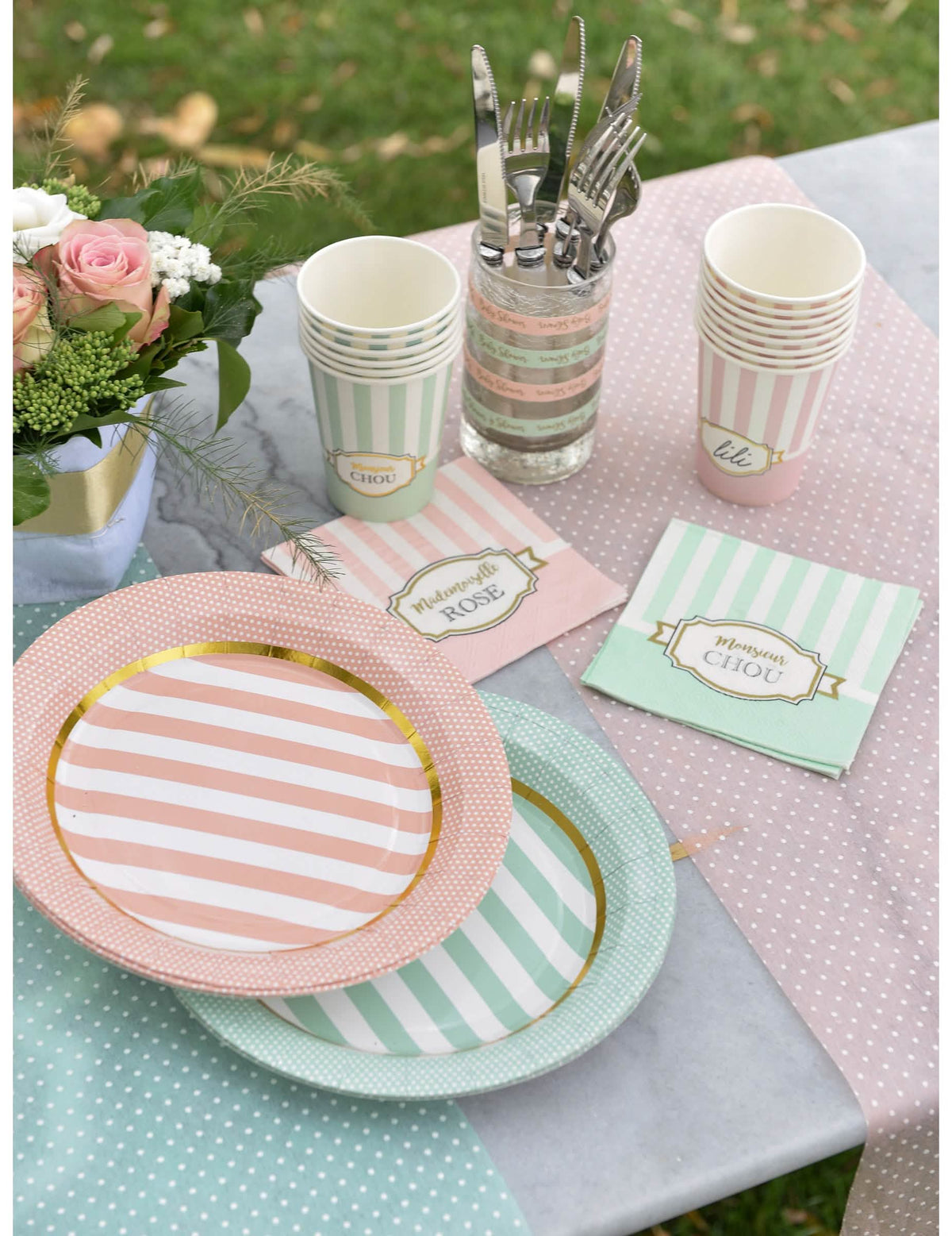 pratos e guardanapos a condizer com o copo em cartão Mademoiselle cor de rosa para baby shower