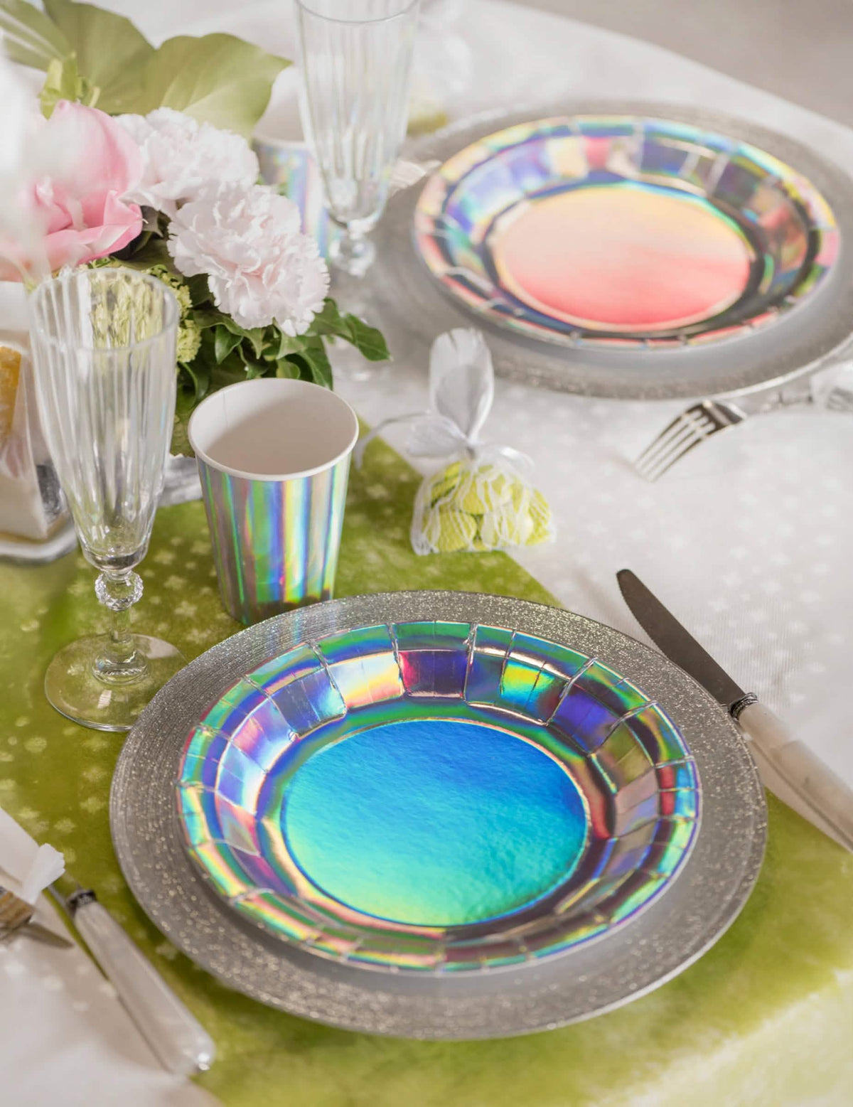 Colocação em cenário numa mesa de festa de copos de cartão iridescentes para festa
