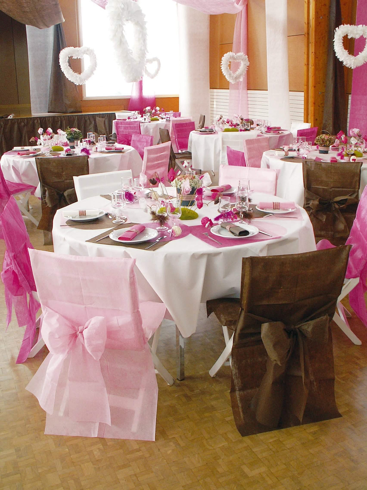 Vista geral da sala da capa de cadeira premium com laço para decoração de festa cor de rosa não tecido
