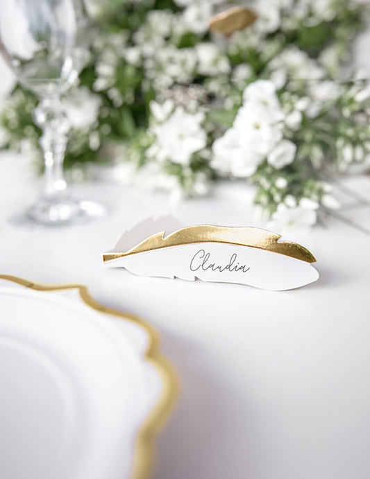 Mise en situation sur table du marque-places en carton plumes pour mariage