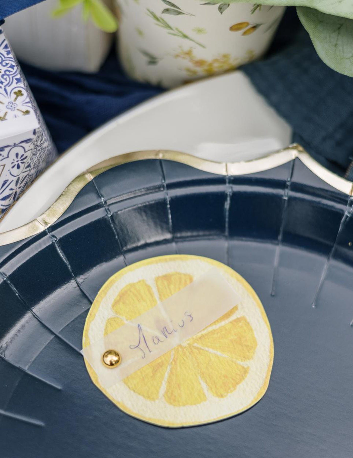10 marcadores de lugar de papel amarelo em fatia de limão