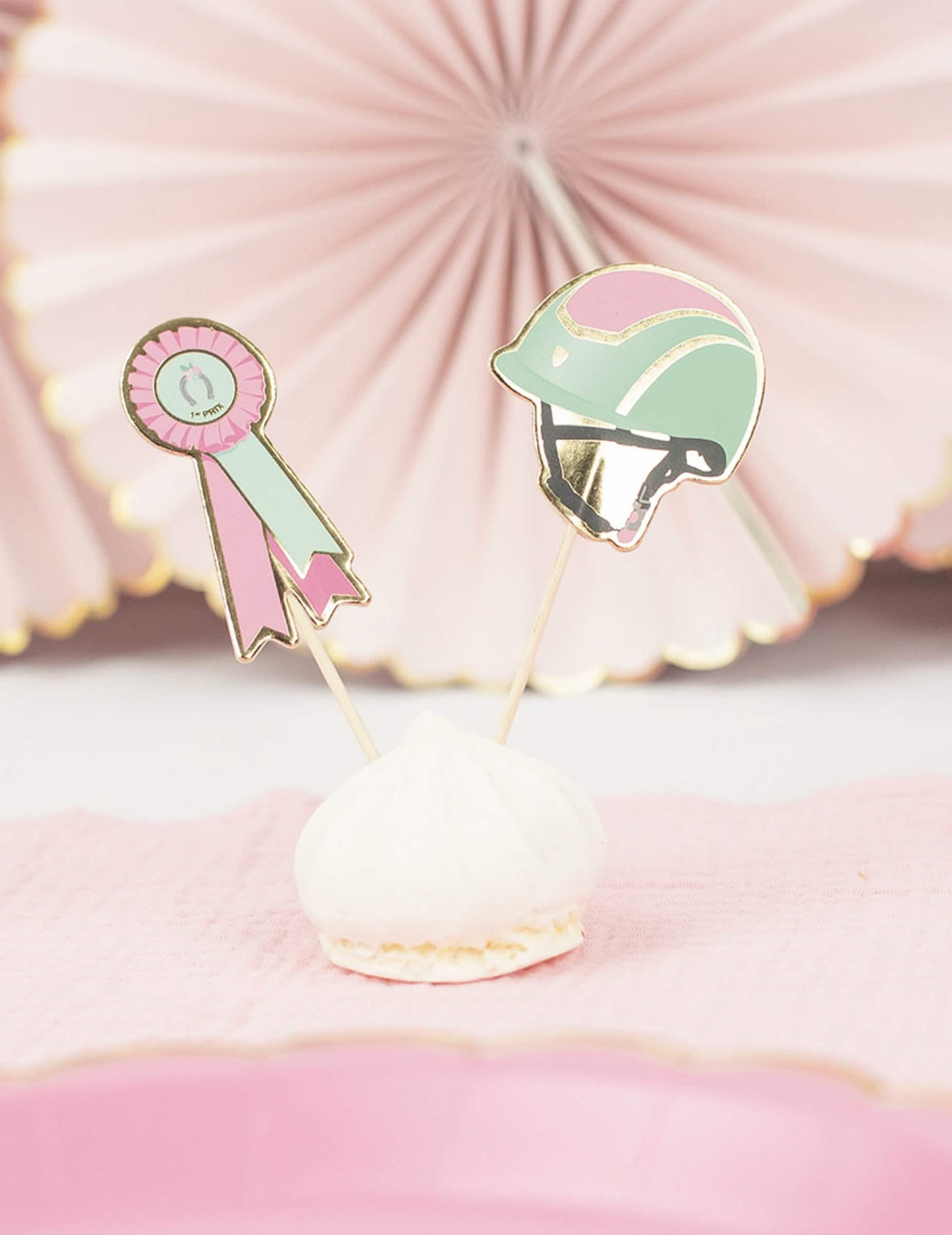 Detalhe dos motivos roseta e capacete dos palitos para cocktail cavalo equitação