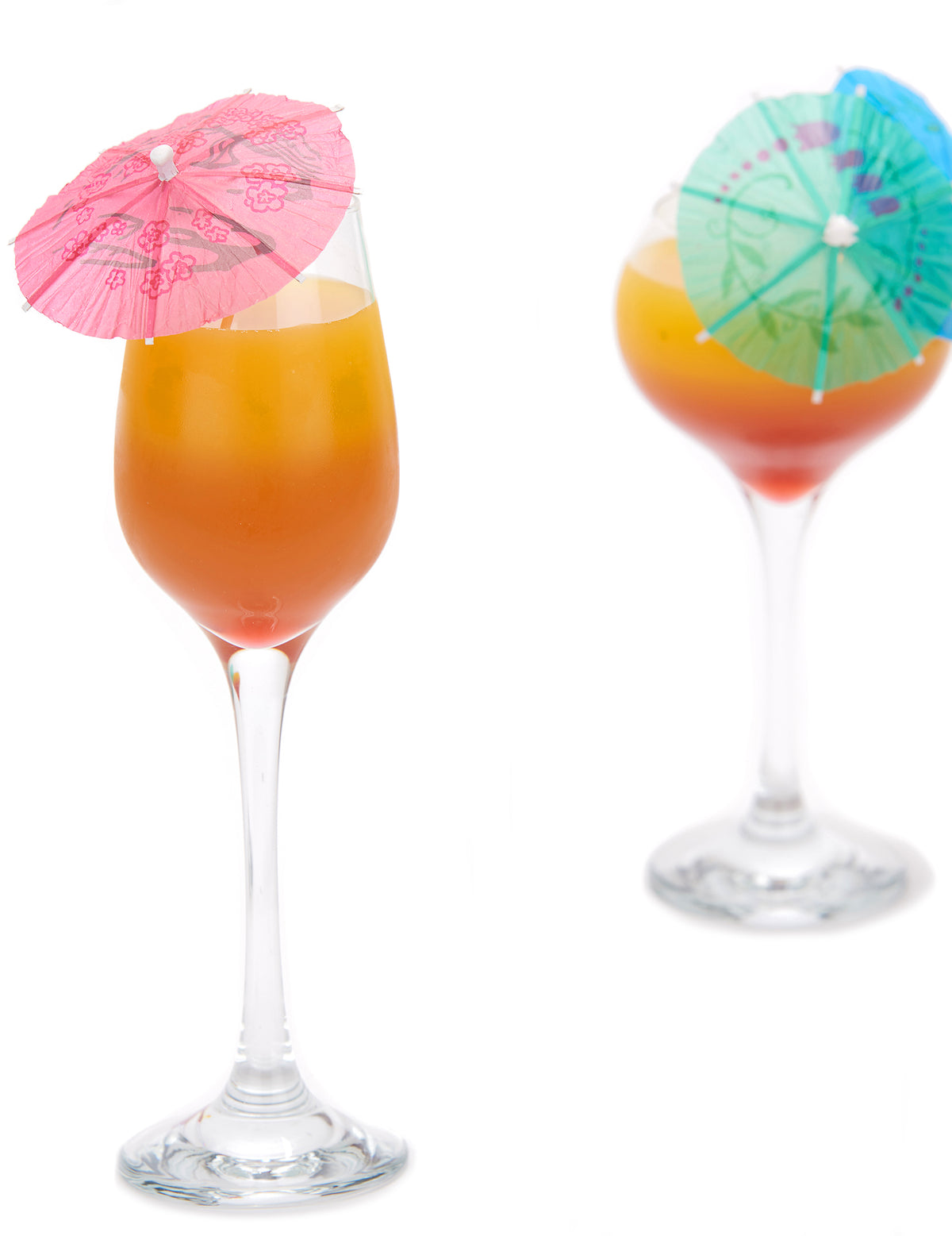 Mise en situation sur des verres des pics en bois ombrelles pour décoration de cocktail