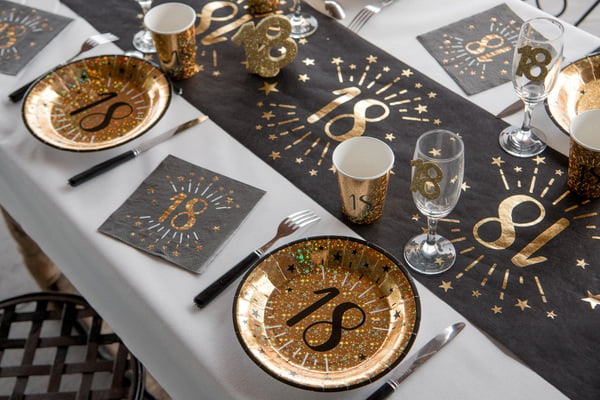 Mise en situation sur une table de fête des serviettes papier joyeux anniversaire 18