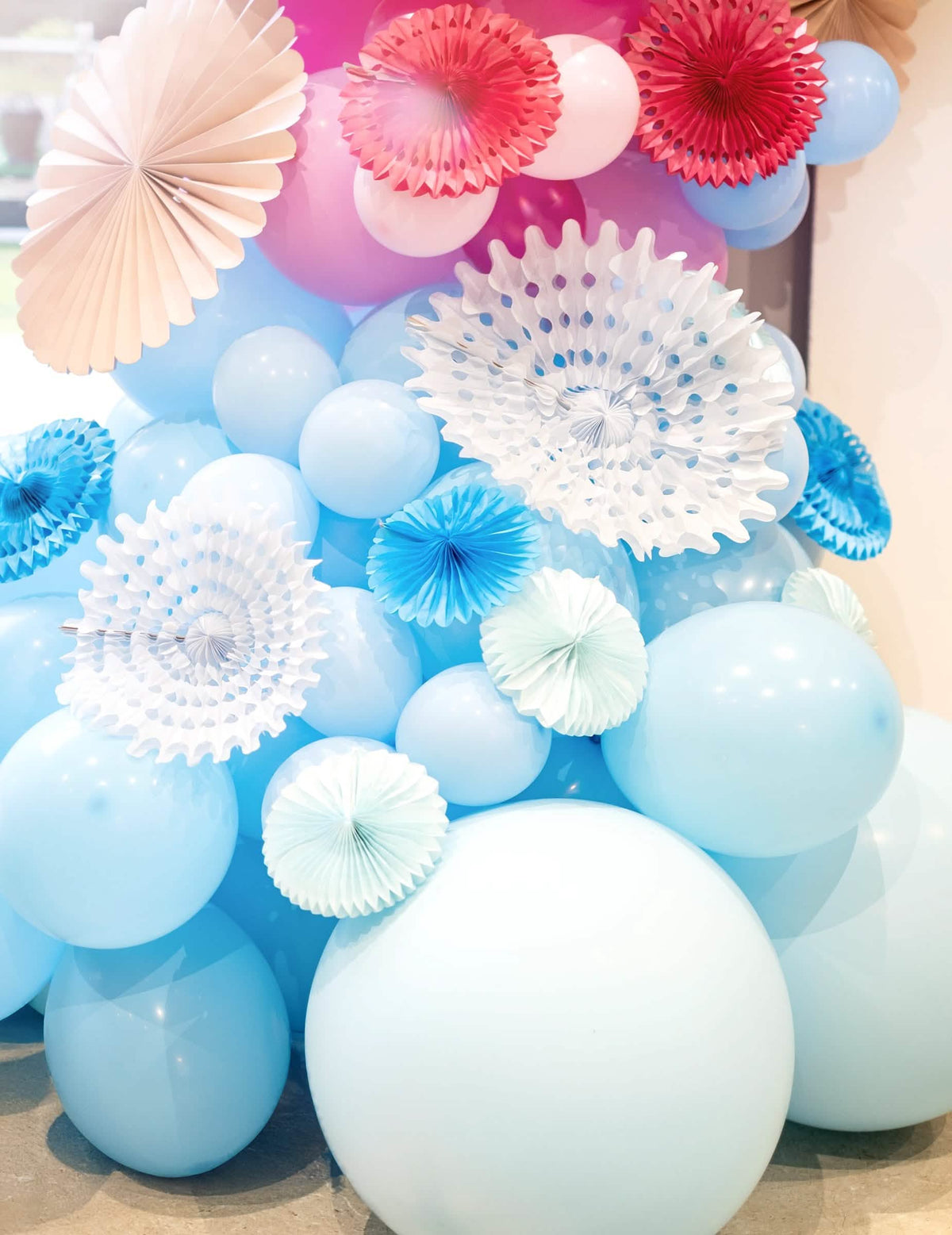 Detalhe da decoração com rosetas dos 100 balões de látex azul claro em borracha natural