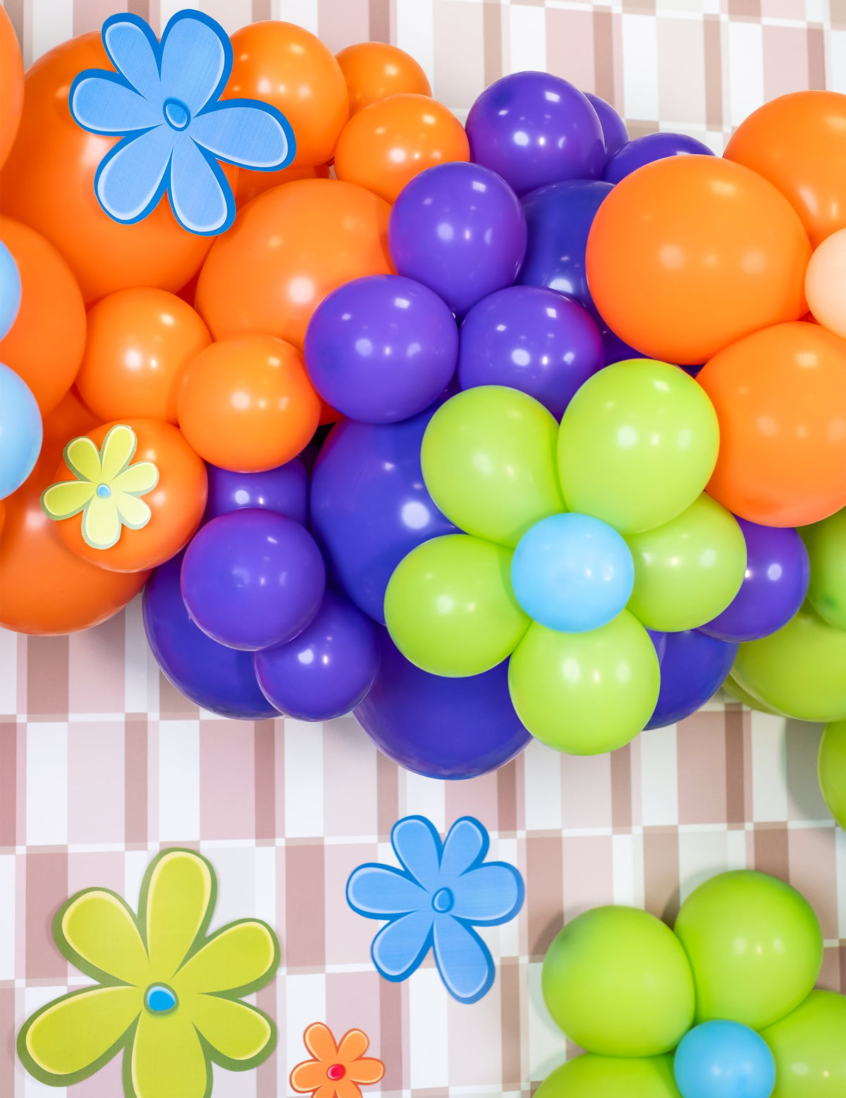 Mise en scène en arche fleurie du ballons en latex pastel pour fête violet