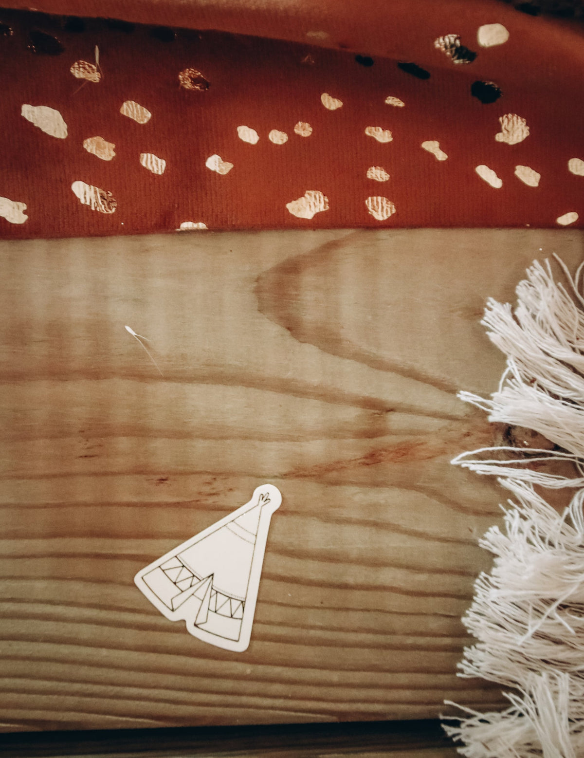 Mise en situation du tipi des confettis de table Indian Forest animaux et tipis