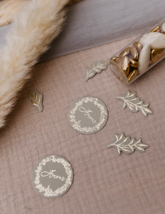 Gros plan sur les motifs des confettis en papier feuillages forever