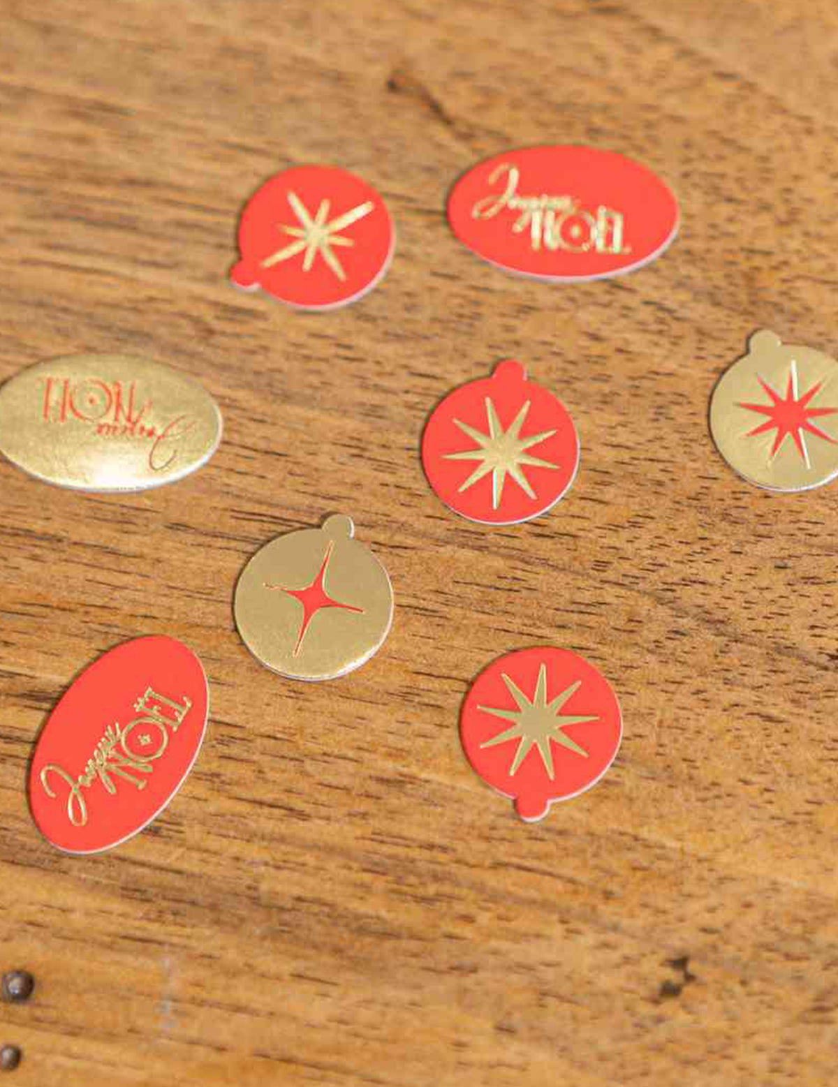 100 confetis Feliz Natal intemporal vermelho e dourado de 1 a 2 cm