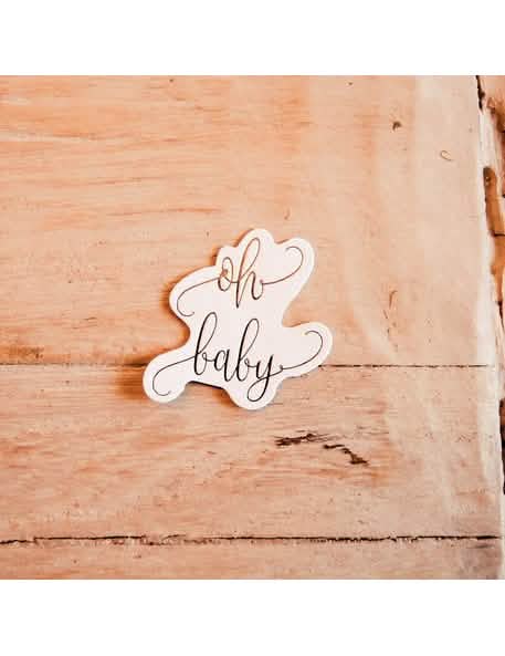 Gros plan sur l'inscription oh baby du confettis oh baby végétal et eucalyptus pour baby shower
