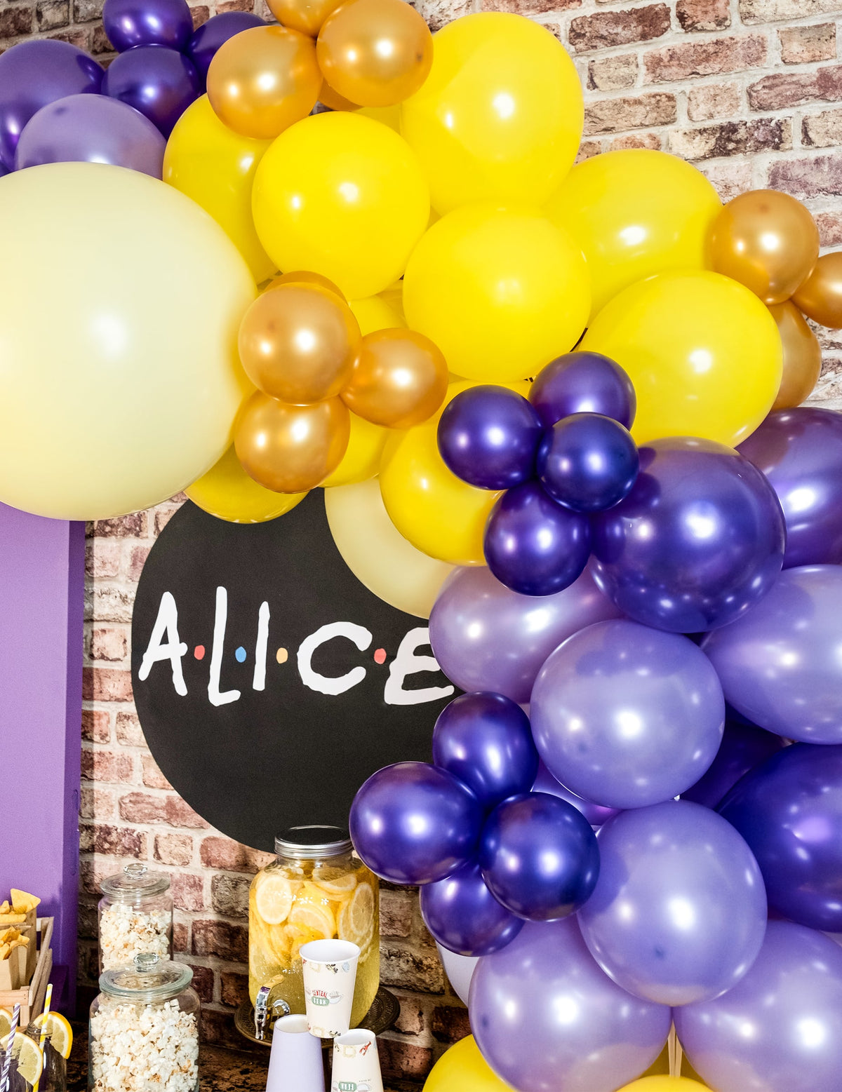 Composição de um arco de festa com os mini balões de látex metalizados para arco dourados