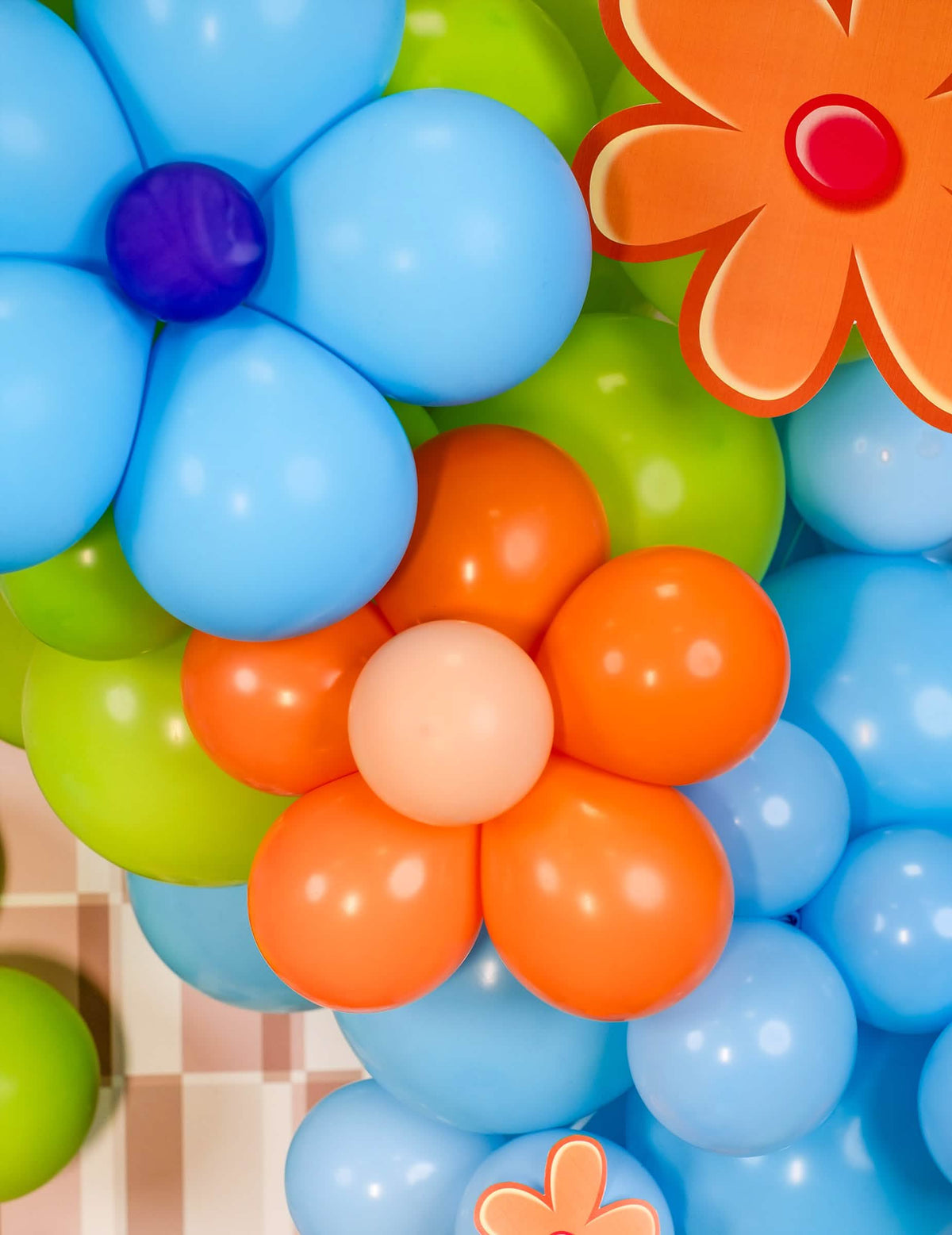 Grande plano do conjunto em flor de mini balões de látex decoração de festa pêssego pastel