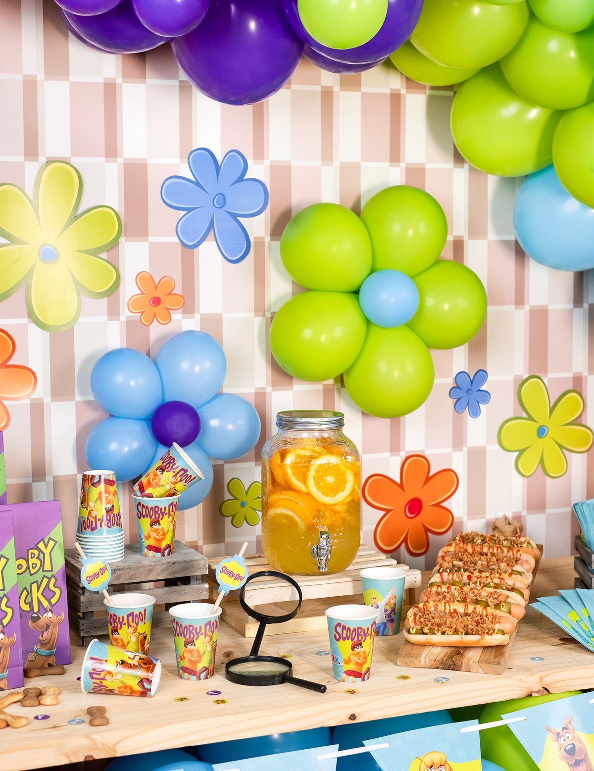 Détail de la décoration en forme de fleur des ballons de baudruche pour fête vert clair