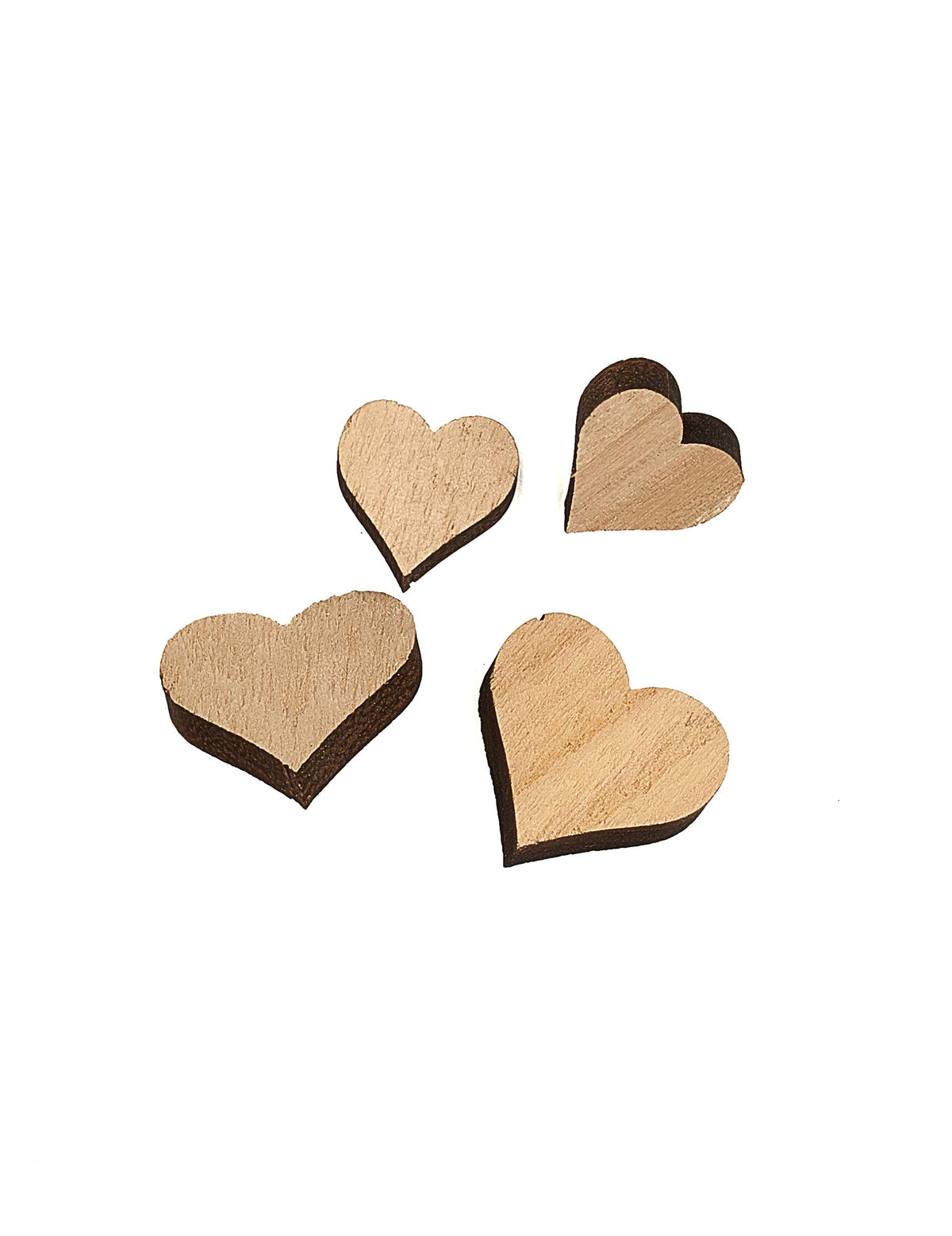 Gros plan sur l'épaisseur du mini cœurs en bois pour décoration de table