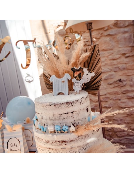 Detalhe dos palitos Pequeno Tesouro para baby shower num bolo