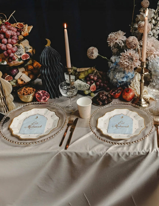 Mise en scène sur table des serviettes Eid Mubarak pour fête