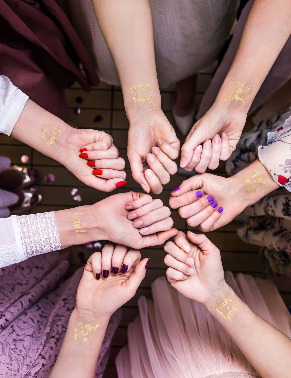 Mise en situation au poignet des tatouages éphémères Team bride
