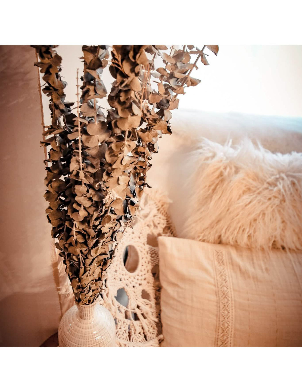 Zoom sobre o bouquet num vaso de eucalipto seco decoração de casamento