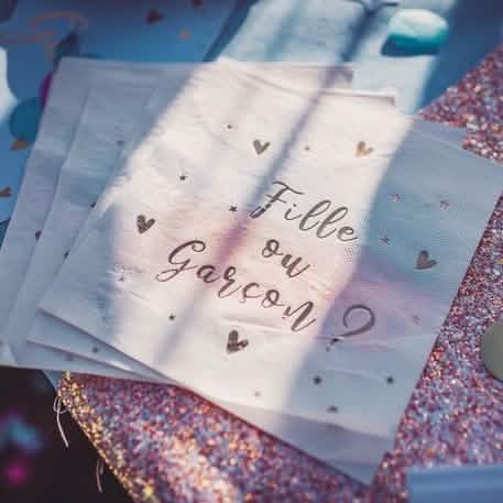 Grande plano da inscrição dos guardanapos menina ou menino para baby shower cor de rosa azul e dourado