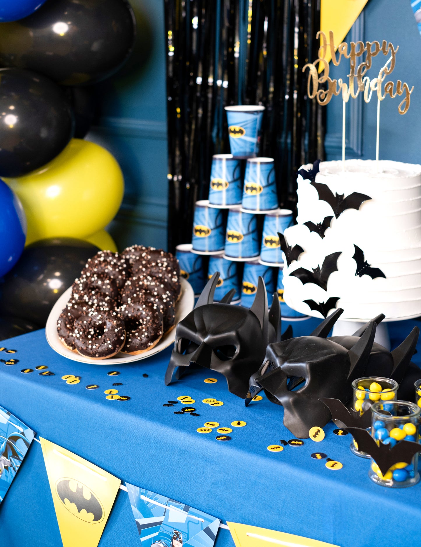 Décoration de table d'anniversaire avec les confettis Batman