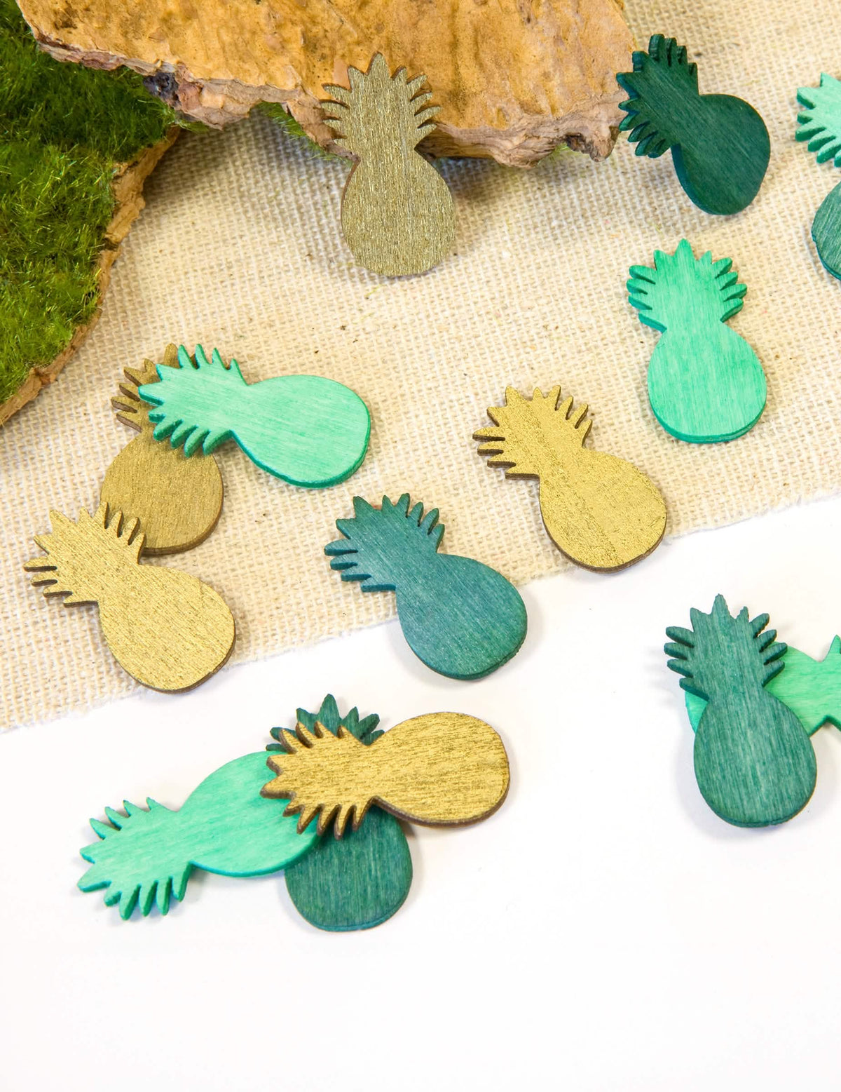 Grande plano sobre as diferentes cores dos confettis de mesa de ananás para um ambiente tropical
