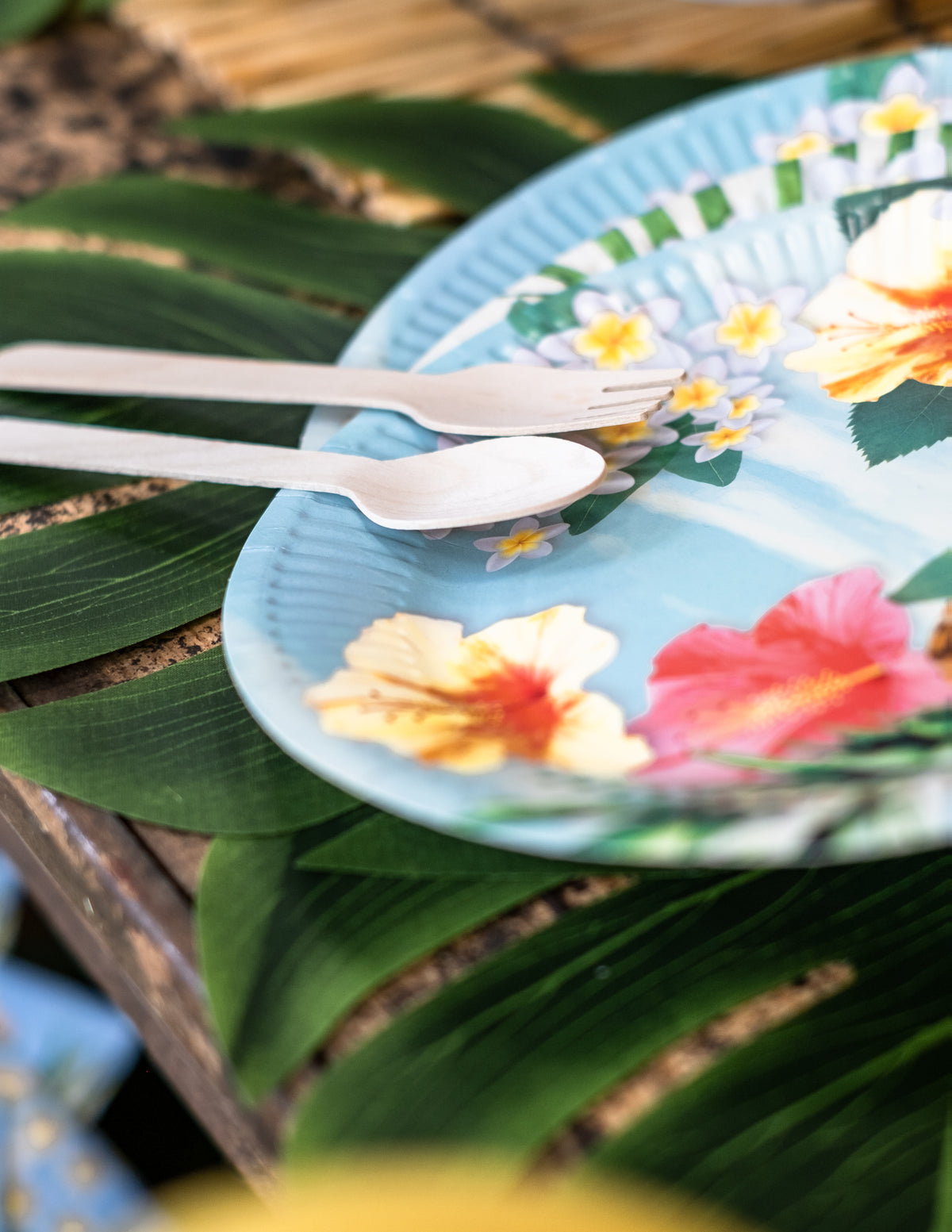 Mise en situation des couverts en bois assortis naturels