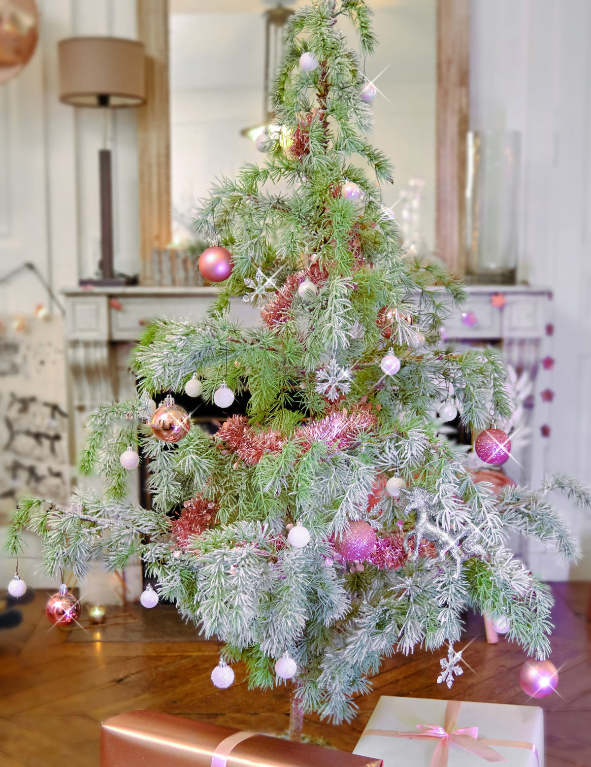 Vue d'ensemble du sapin décoré du lot de 18 mini boules de Noël blanches pailletées et mates
