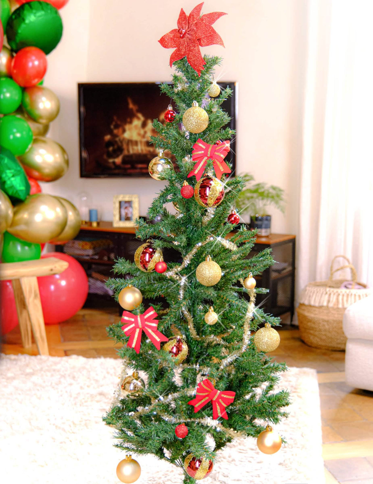 Encenação num pinheiro com bolas de natal para decoração vermelhas e douradas, com brilhos mates e brilhantes