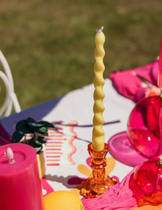 2 Velas de castiçal torcidas amarelas 25 cm