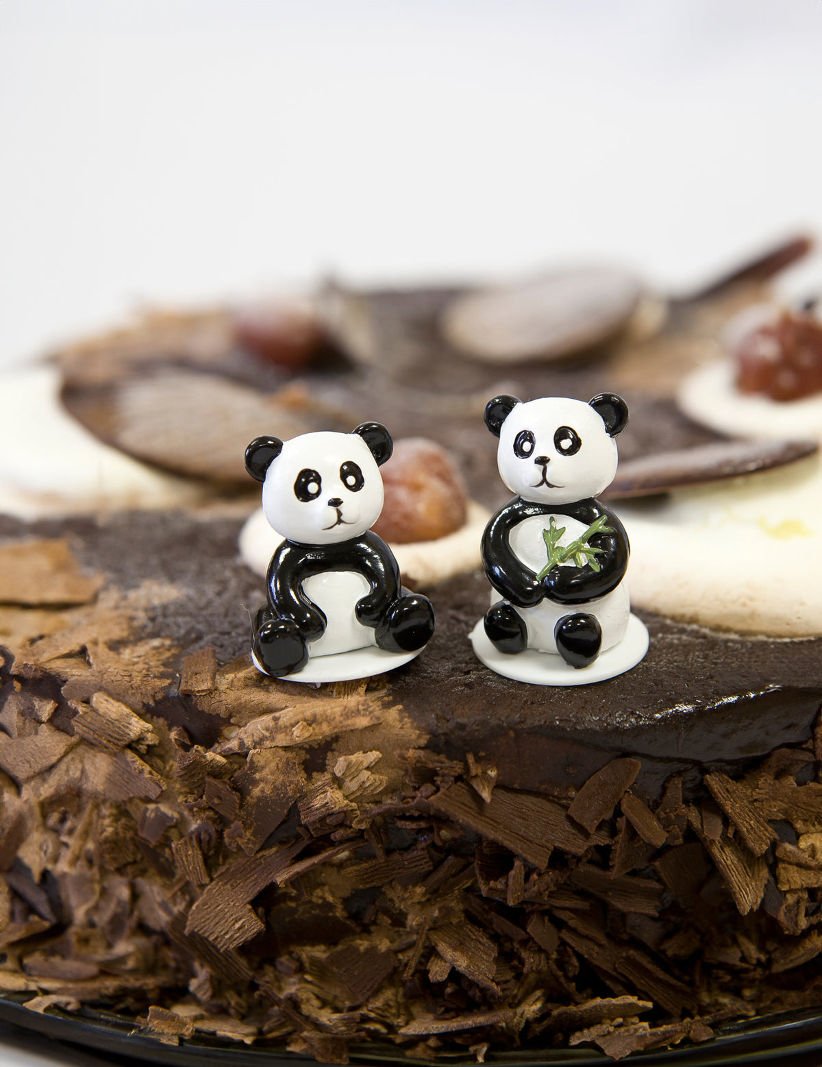 Mise en situation des 2 figurines en résine panda pour gâteau