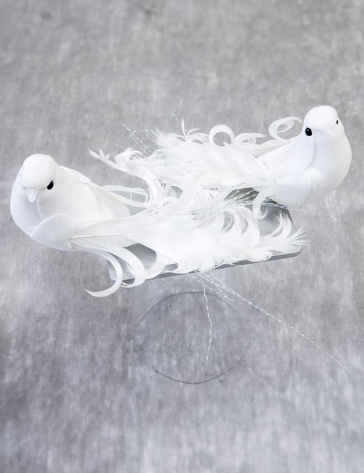 Petits oiseaux de décoration blancs en plumes
