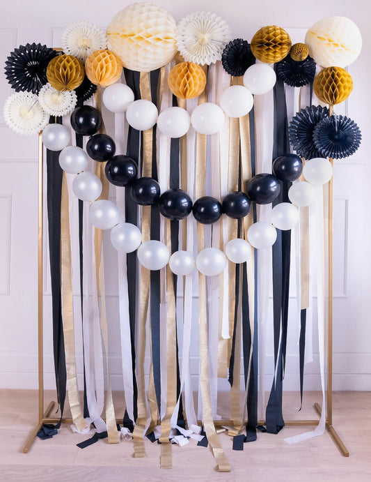 Détail de l'embout de raccordement du ballon à relier pour décoration de fête noir