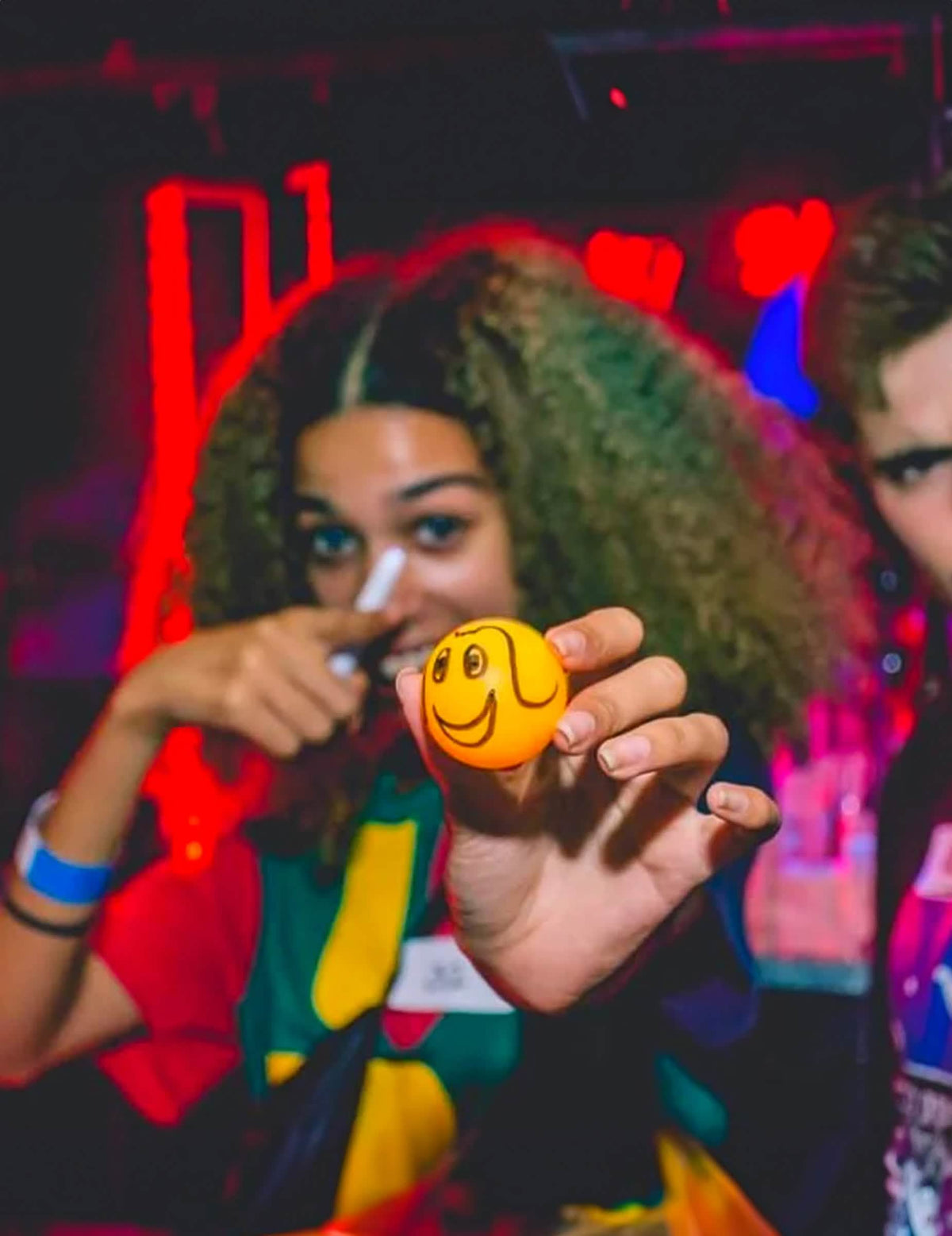 Bola de beer pong com smiley do copo americano de cartão reciclável para festa