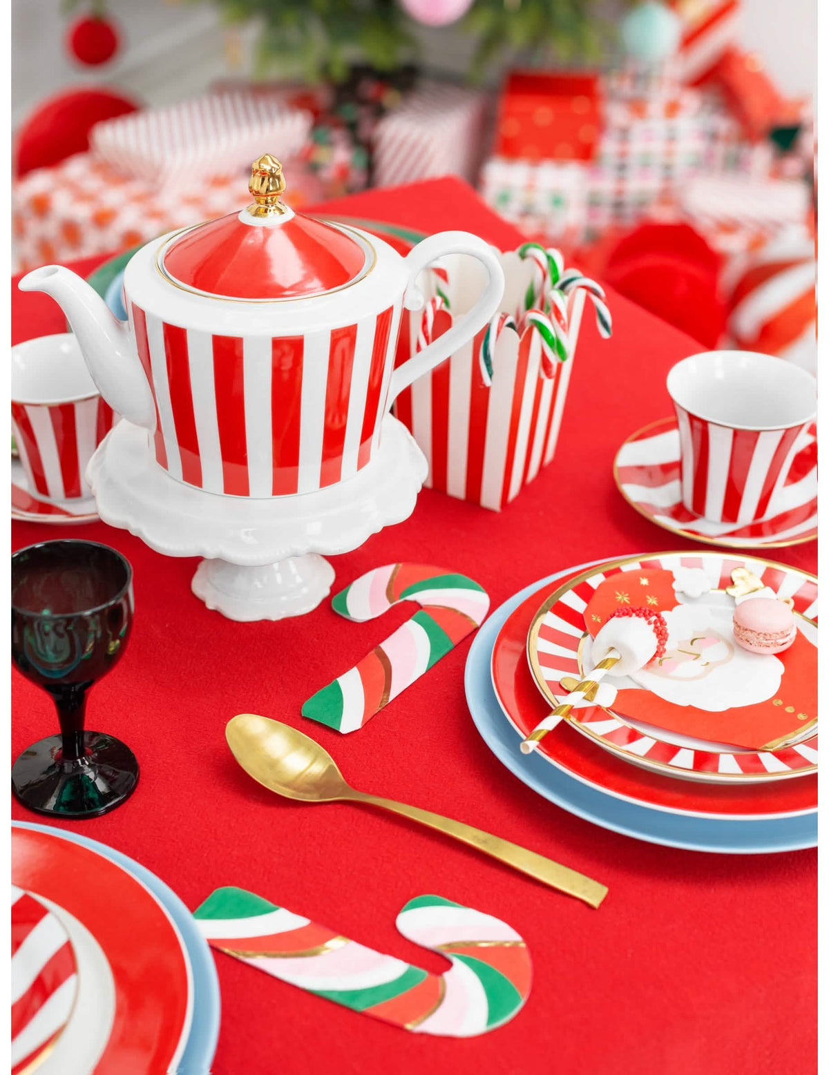 Mise en situação sobre uma mesa de festa de guardanapos de papel de bengala de açúcar para natal