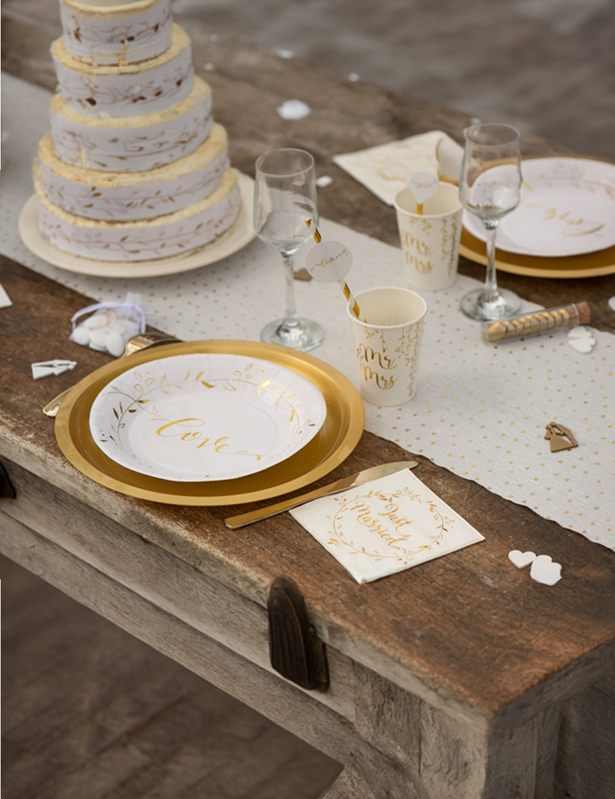 Mise en situation sur une table des serviettes en papier Just Married pour mariage