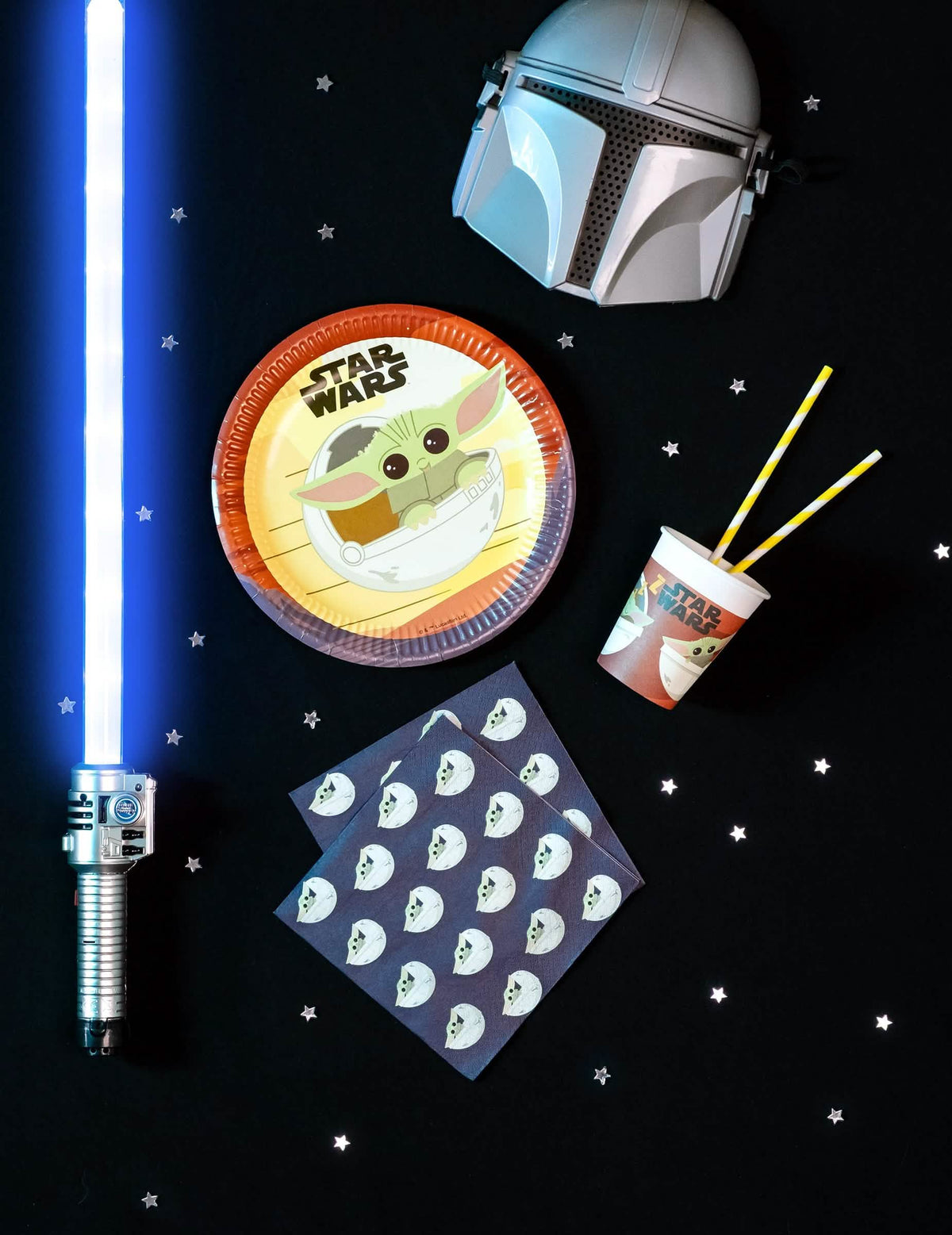 Mise em cena com sabre laser e capacete dos guardanapos bebé Yoda The Mandalorian