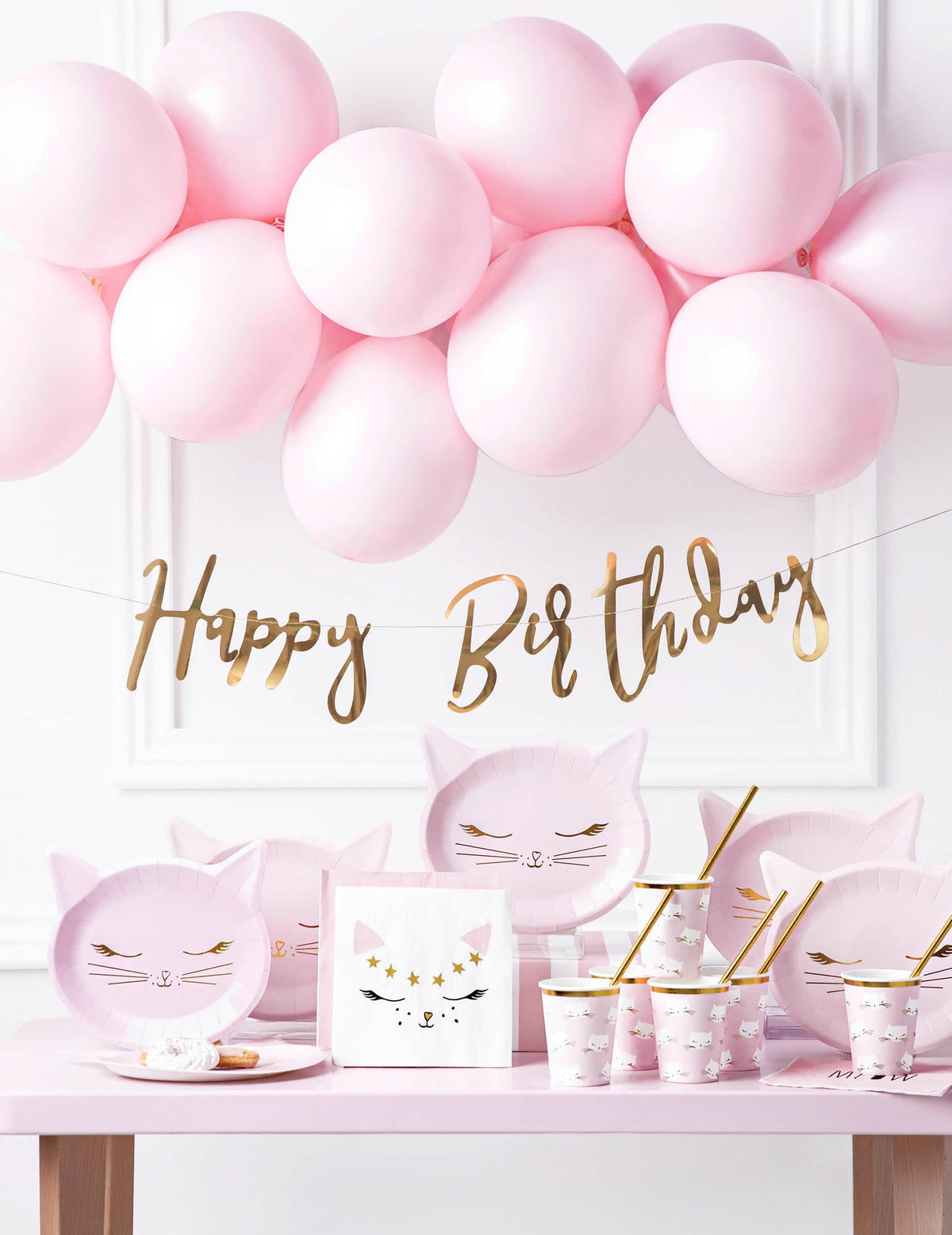 Ambiente de mesa de festa com guardanapos de gatinho branco