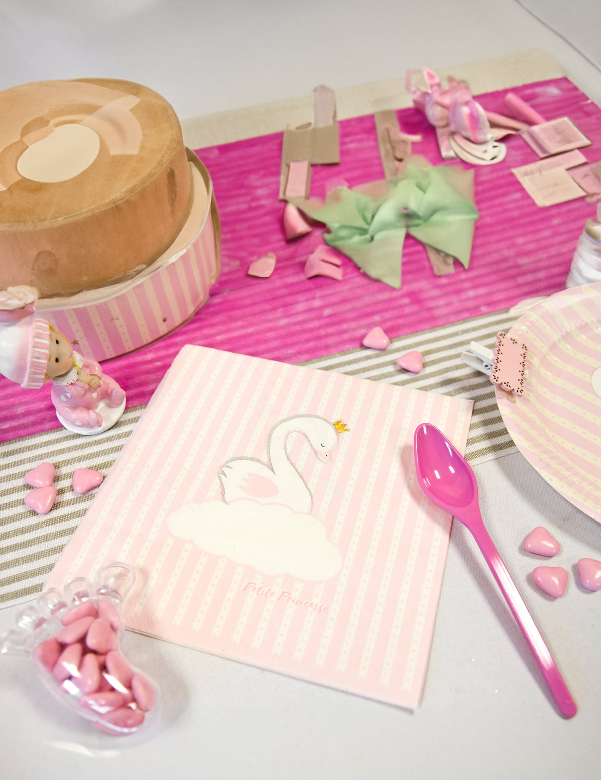 Mise en situation sur une table de fête des serviettes en papier cygne pour enfant