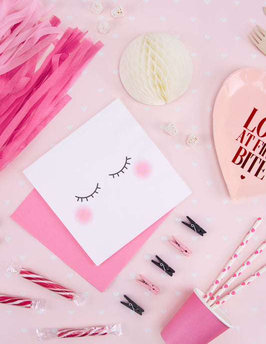 Mise en situation festive des serviettes en papier licorne