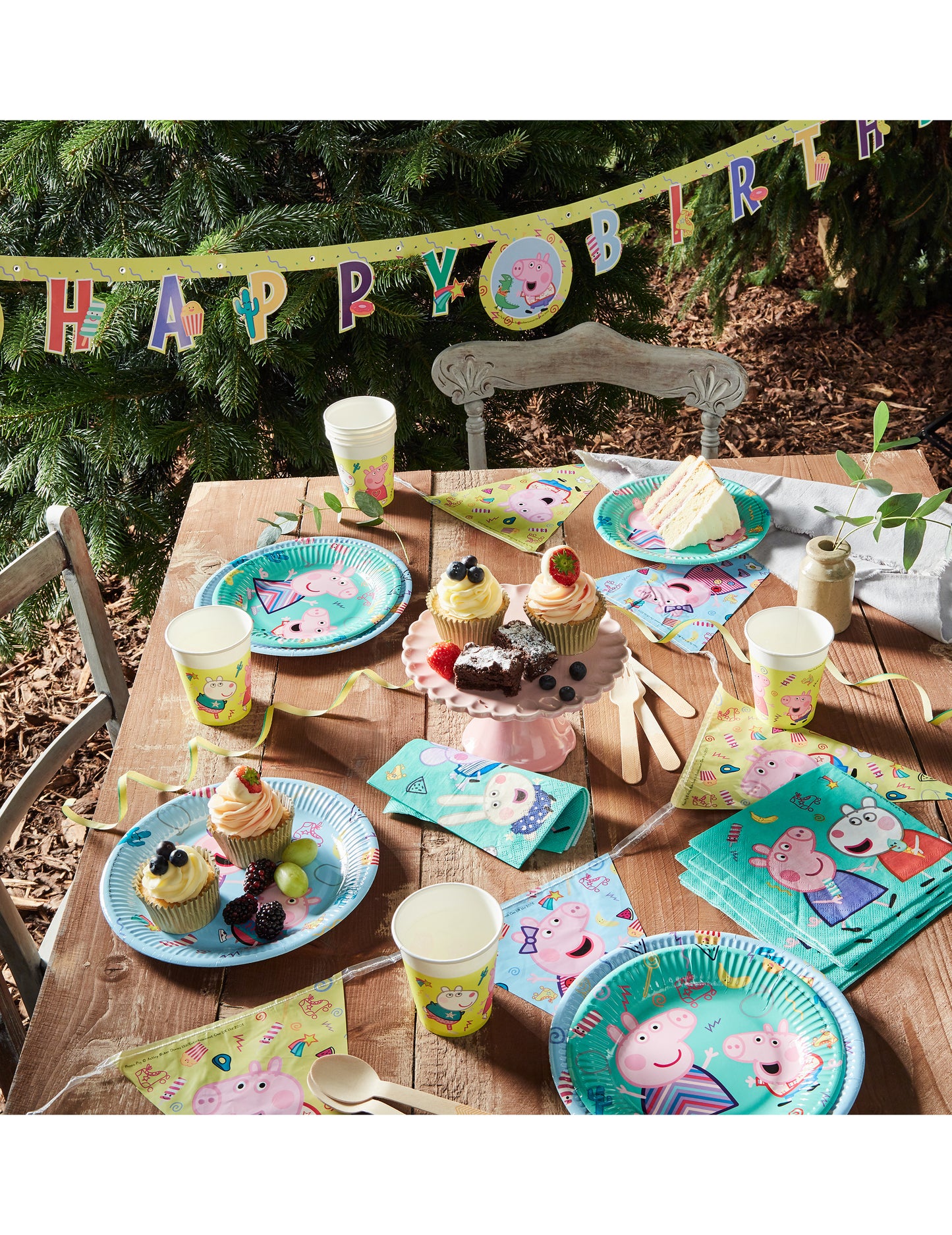 Mise en situation sur une table d'anniversaire des serviettes en papier Peppa Pig