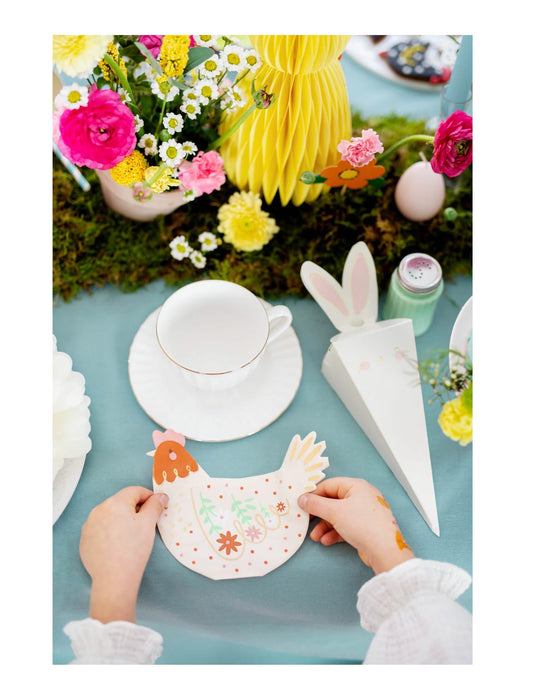 Mise en situation sur une table de fête des serviettes en papier poule de Pâques