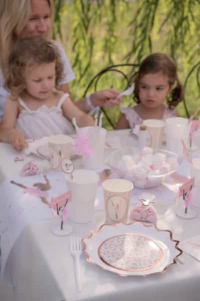 Mise en situation sur une table de fête des serviettes en papier ballerine