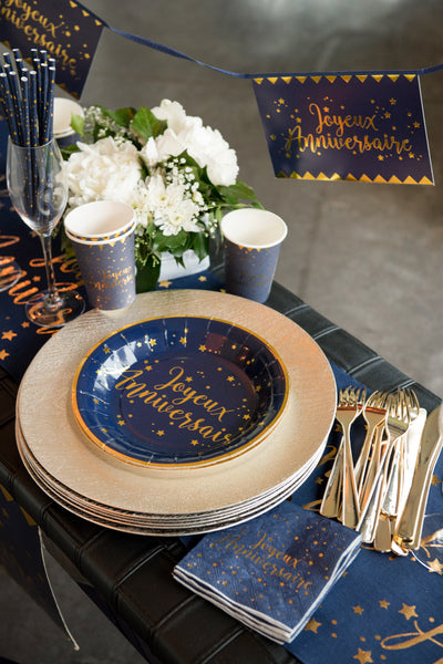 Mise em situação sobre a mesa dos guardanapos Joyeux aniversário