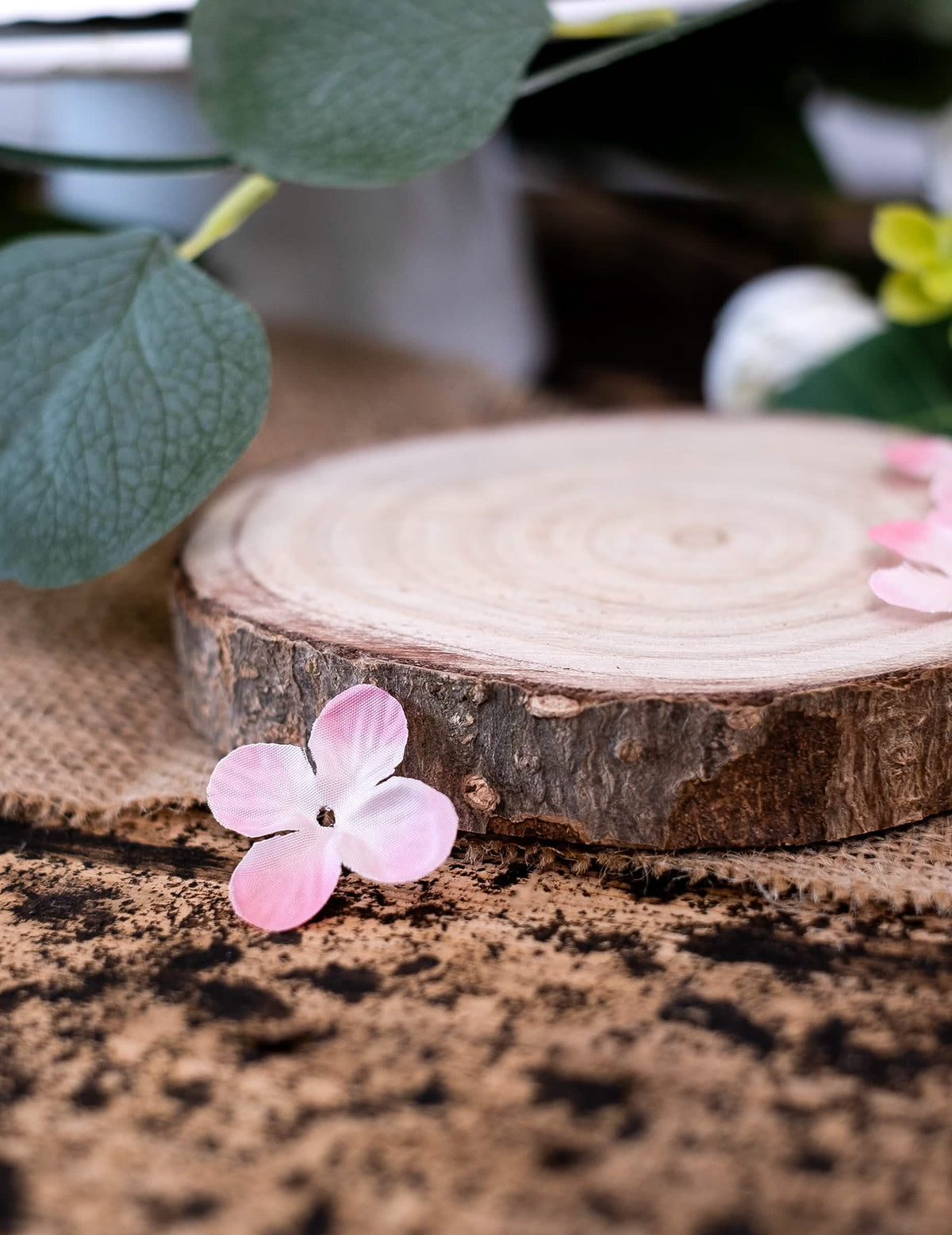 Grande plano de uma pétala das decorações de mesa pétalas de flores para festa rosas artificiais