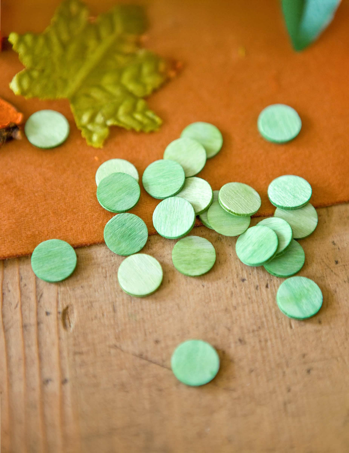 Grande plano dos confettis de mesa redondos verdes em madeira lote de 24