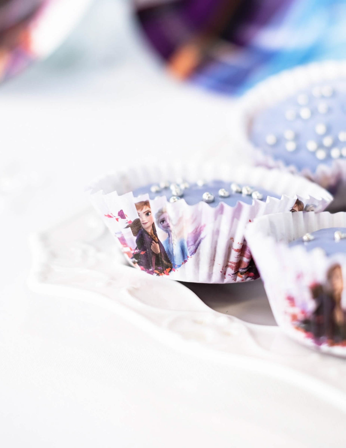 Vista de perfil das formas de papel para cupcake Frozen