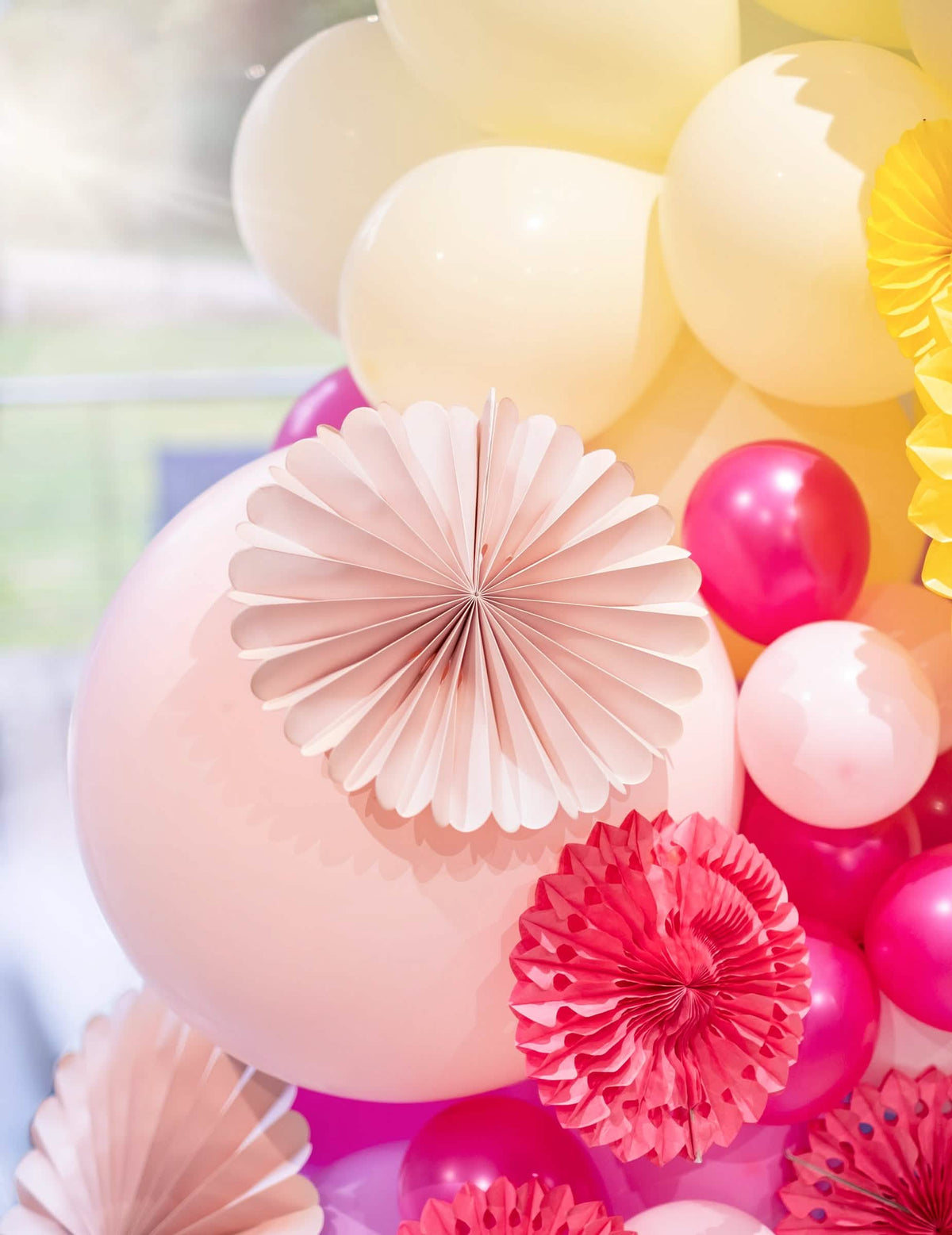 Encenação de uma roseta das 3 rosetas decorativas em papel para casamento